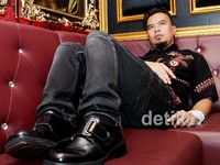 Ahmad Dhani Santai di Sofa