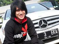 Pose Kevin Aprilio dengan Mobil Putih Mewahnya