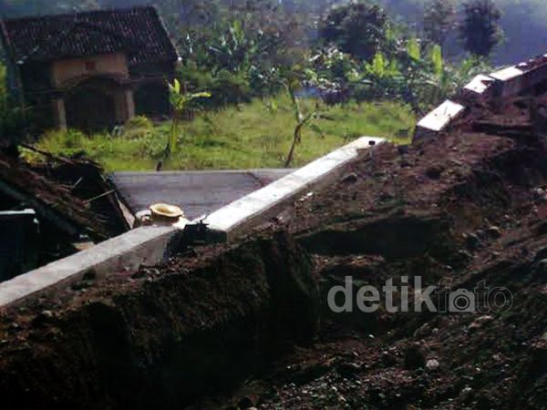 Imbas Pembangunan Tol, Puluhan Rumah Rusak
