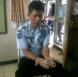 Perempuan Ini Selundupkan Sabu dan Ganja Dalam Ikat Rambut ke LP Banceuy