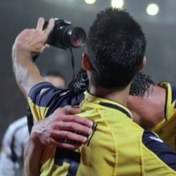 Pemain Ini Cetak Gol, Ambil Kamera Fotografer, lalu Selfie
