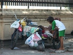 4 Kisah Mengharukan Aisyah, Bocah yang Merawat Ayahnya di Becak