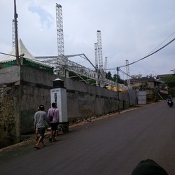 Demi Pernikahan Putrinya, Sekretaris MA Tambal Jalan Rusak di Megamendung