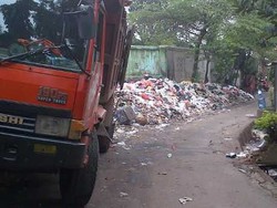 Sampah Numpuk di Belakang Kecamatan Pulogadung, Warga: Truk Pengangkut Rusak