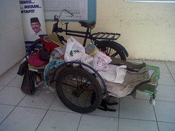Becak Rumah Aisyah Kini Diparkir di Aula Kantor Lurah