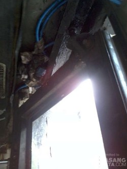 Hidrolik di Pintu Belakang TransJ Diikat Pakai Kain