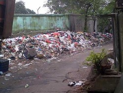 Sampah Numpuk di Belakang Kecamatan Pulogadung, Warga Terganggu