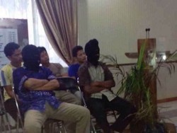 Penampakan Tersangka Pembakar Hutan yang Dipamerkan ke Gubernur Riau