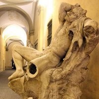 Gara-Gara Selfie, Seorang Pelajar Merusak Patung Kuno Yunani