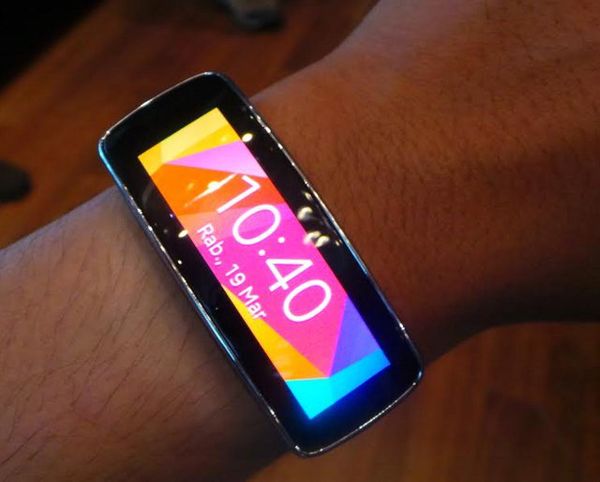 Samsung Gear Fit, Gelang Pintar Berlayar Lengkung