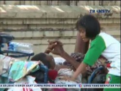 Siti Aisyah, Bocah 8 Tahun Rawat Ayah yang Sakit di Becak Rumah