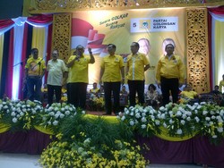 Ical: Golkar Menang, Sekolah 12 Tahun dan Berobat Gratis!