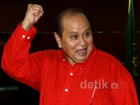 Emir Moeis Bacakan Pledoi