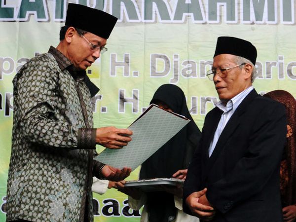 Menpera Serahkan Sertifikat Rusunawa Ponpes