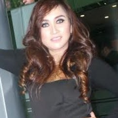 Sefti Sanustika Kini Lepas Hijab dan Tampil Seksi