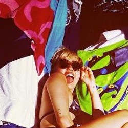 Miley Cyrus Pamer Luka Memar di Pantat