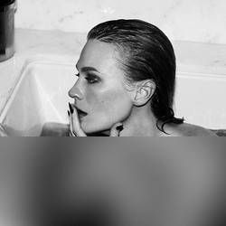 Pose Telanjang di Web, January Jones Ingin Tidur dengan Rihanna