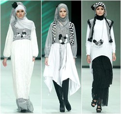 Tampil Playful Dengan Padanan Hijab Hitam Putih Ala Ade Listiani