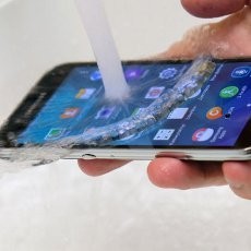 Meski Tahan Air, Galaxy S5 Haram Diajak Berenang