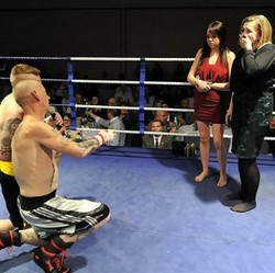 Usai Duel, Dua Petinju Ini Berlutut di Atas Ring dan Lamar Pacar Masing-masing