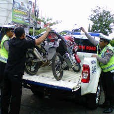 Polisi Tilang Ratusan Motor Pendukung Parpol di Jember