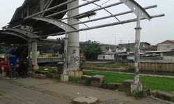 Halte Bus di Rawa Buaya Rusak, Kini Beratap Langit