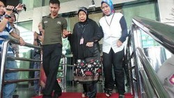Ibunda Jenguk Wawan di Rutan KPK