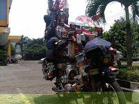 Motor dengan Segudang Bawaan
