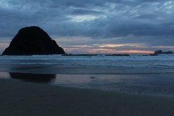 Uniknya Pantai Pulau Merah di Banyuwangi