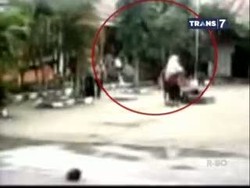 Telanjangi Muridnya di Halaman Sekolah, Bu Kepsek Dicari Polisi