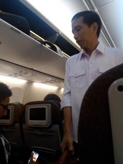 Kampanye, Jokowi Terbang ke Lampung Naik Pesawat Ekonomi