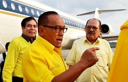 Golkar Sewa Fokker untuk Kampanye di Sumatera