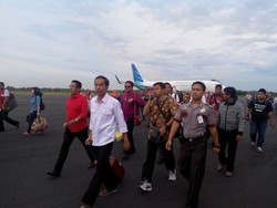 Turun dari Pesawat di Lampung, Jokowi Pilih Jalan Kaki ke Terminal Kedatangan