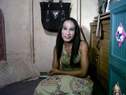 Kisah Waria Pengamen Berjuang Hidupi Istri dan Anak di Ibu Kota