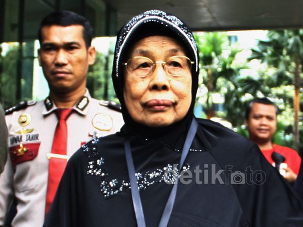 Ibunda Jenguk Wawan di Rutan KPK