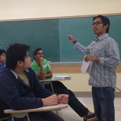 Penulis Negeri 5 Menara Jadi Pembicara di UC Berkeley