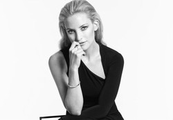 Jadi Desainer, Kate Hudson Khusus Rancang Gaun Hitam