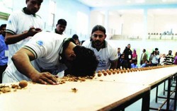 Pria Asal Pakistan Ini Catat Rekor Dunia dengan Pecahkan Walnut Gunakan Dahi