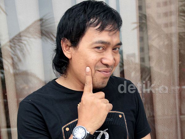 Ketika Komeng Berpose Imut