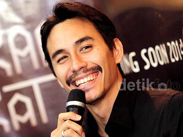 Darius Sinathrya Berkumis Tebal