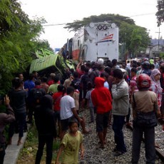 Sebuah Dump Truk Ringsek Tertabrak Kereta dan Terseret 100 Meter