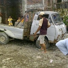 Tertabrak Kereta, Pikap Terbelah Jadi Dua
