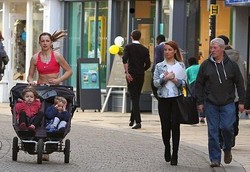 Super Mommy! Wanita Ini Lari 12 Km Sehari Sambil Dorong Stroller Bayi