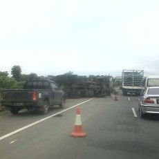 2 Truk Terbalik di Tol Cikampek