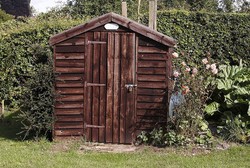 Tak Berhenti Nyanyi Setelah Mertua Meninggal, Wanita Ini Dikurung di Gudang