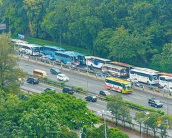 Dikepung Bus Peserta Kampanye Gerindra, Lalu Lintas Senayan Macet