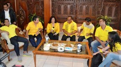 Didampingi Anak Istri, Ical Jelaskan Video Pelesiran dengan 2 Artis ke Maladewa