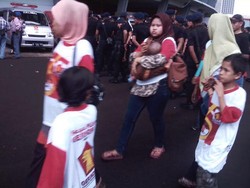 Di Tengah Gerimis, Massa Gerindra Geruduk GBK