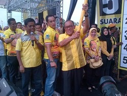 Ical Ajak Keluarga Kampanye Golkar di Banjarmasin