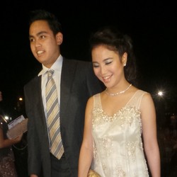 Senyum Sumringah Chacha Frederica Saat Gandeng Pacar di Resepsi Dude dan Alyssa